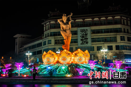 2024年春節(jié)期間，敦煌市中心盤旋路上的反彈琵琶燈組。王斌銀 攝