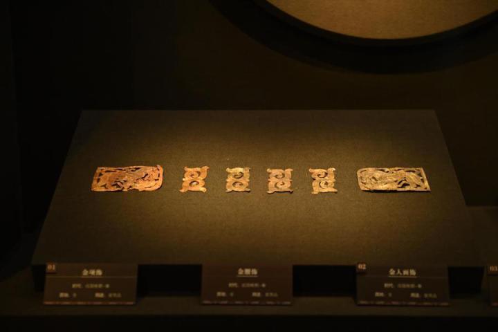 張家川縣馬家塬車輿博物館展陳的馬家塬遺址出土的金項飾、金腰飾、金人畫飾等。李亞龍 攝　　