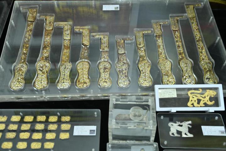 張家川馬家塬出土的金帶飾、大角羊、人形鉛俑及狼形銀車輿飾等文物。