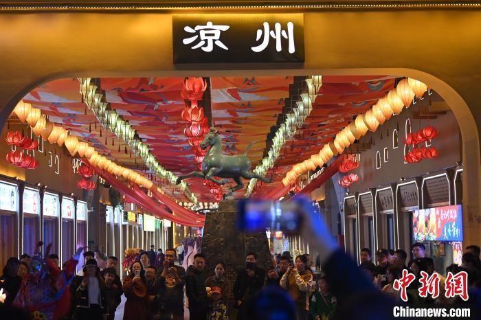 圖為游人拍攝煥然一新亮相的街區(qū)。李亞龍 攝</p>
<p>