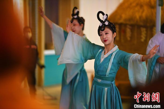 圖為工作人員進行舞蹈表演。李亞龍 攝</p>
<p>