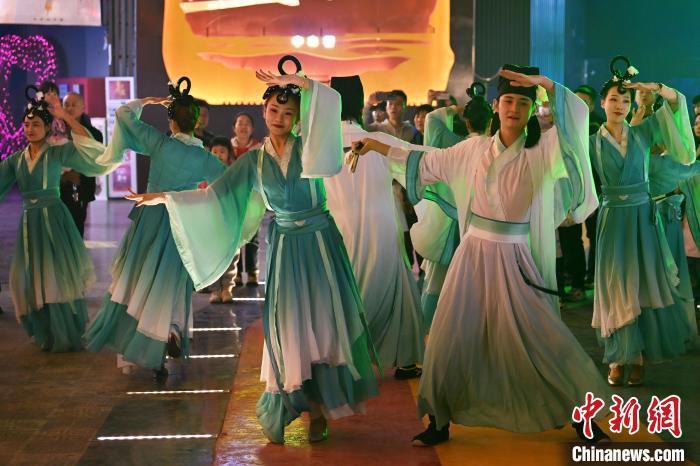 圖為工作人員進行舞蹈表演。李亞龍 攝</p>
<p>