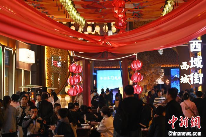 圖為街區(qū)現(xiàn)場游客絡繹不絕。李亞龍 攝</p><p>