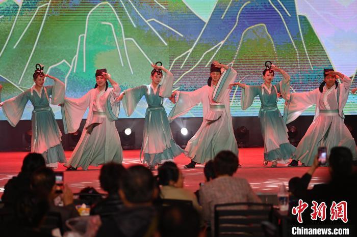 圖為工作人員進行舞蹈表演。李亞龍 攝