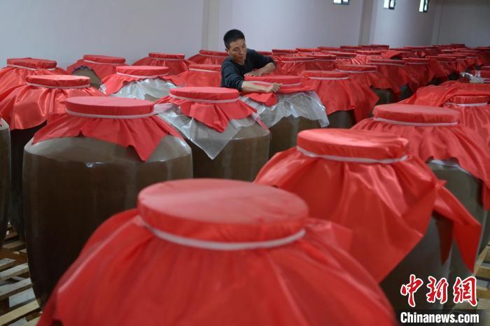 圖為5月10日，工作人員在儲酒庫檢查酒缸密封性。九美旦增　攝