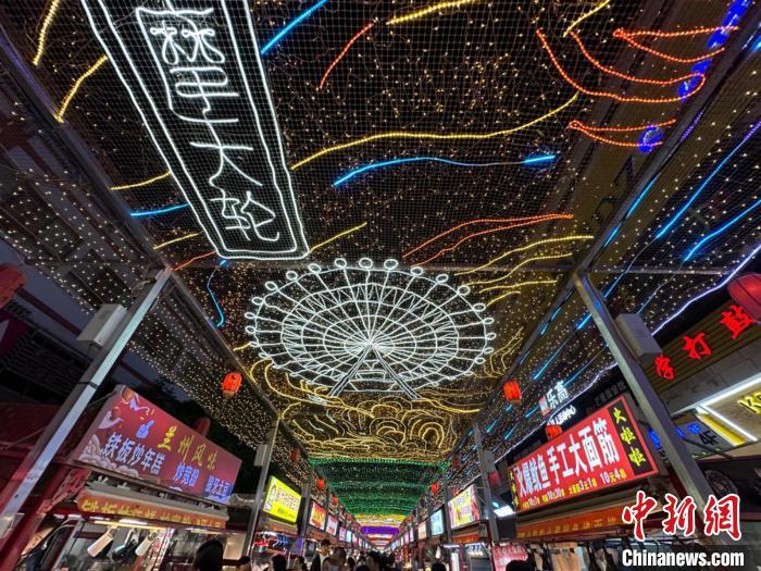 圖為明清街夜市燈光點亮具有武威文化元素的“摩天輪”彩燈。　戴文昌 攝</p><p>