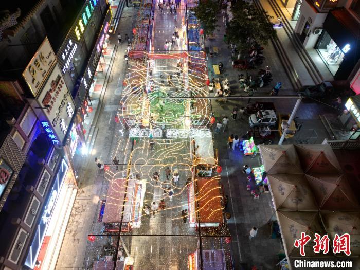 圖為明清街夜市燈光點亮具有武威文化元素的“銅奔馬”彩燈。(無人機照片) 　戴文昌 攝</p><p>