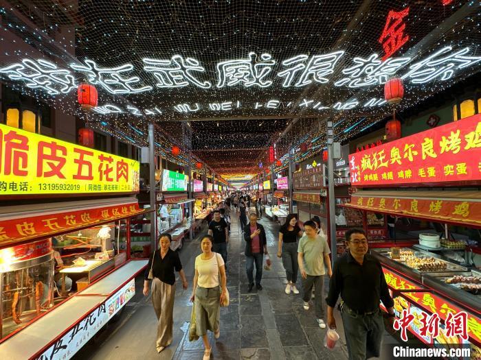 圖為明清街夜市燈光點亮“我在武威很想你”。　戴文昌 攝</p><p>