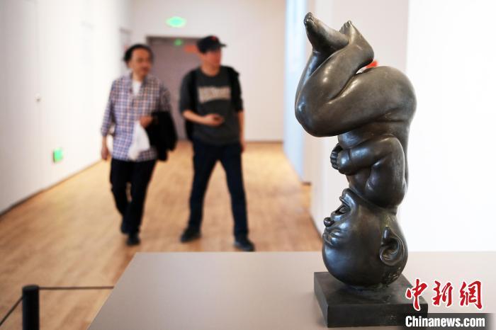 5月21日，觀眾參觀“絲路印跡”雕塑藝術(shù)作品展展出的雕塑作品。九美旦增 攝</p>
<p>