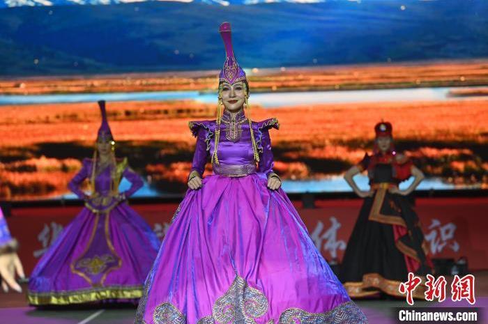 圖為開幕式現(xiàn)場蒙古族服飾秀。李亞龍 攝</p>
<p>