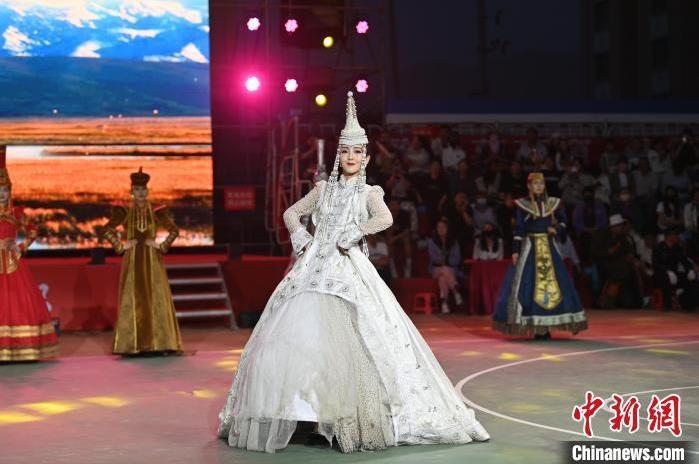 圖為開幕式現(xiàn)場蒙古族服飾秀。李亞龍 攝</p>
<p>