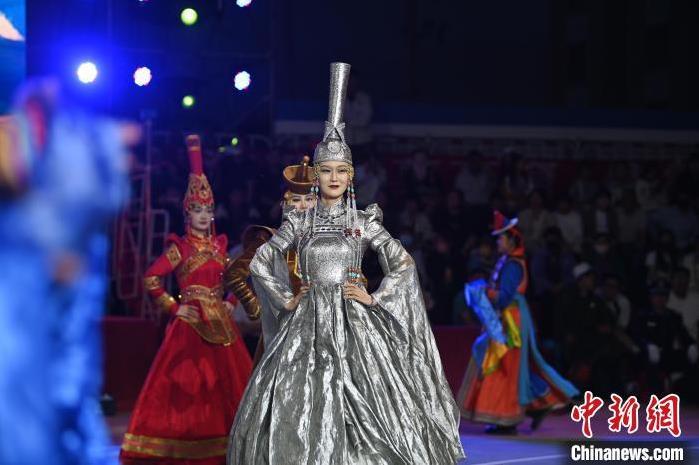 圖為開幕式現(xiàn)場蒙古族服飾秀。李亞龍 攝</p>
<p>
