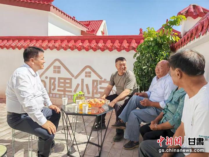 圖為依托“鄰里小院”議事模式開展議事活動(dòng)，解決村民身邊的熱點(diǎn)難點(diǎn)問題。臨澤縣委宣傳部供圖
