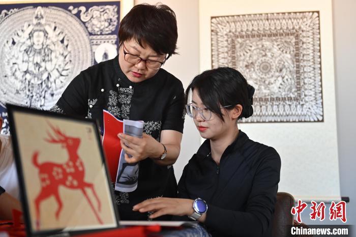 6月6日，在甘肅敦煌青年夜校課程中，青年學(xué)員學(xué)習(xí)敦煌非遺剪紙課程。李亞龍 攝