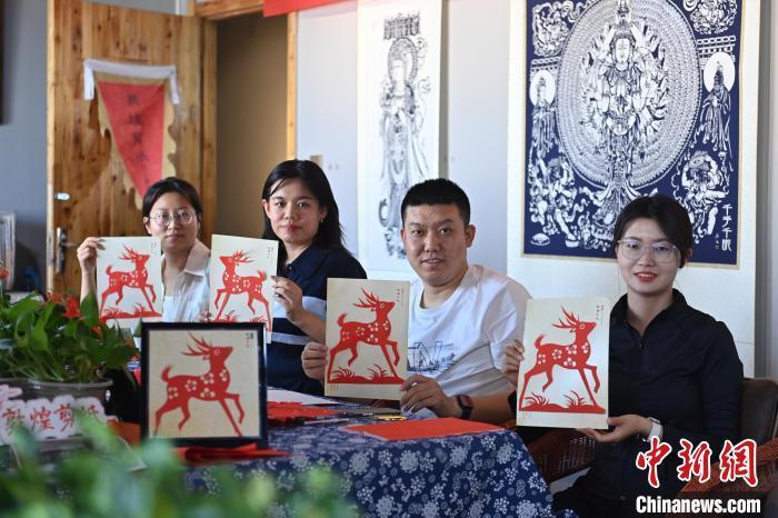6月6日，在甘肅敦煌青年夜校課程中，青年學(xué)員展示學(xué)習(xí)敦煌非遺剪紙的成果。李亞龍 攝　　