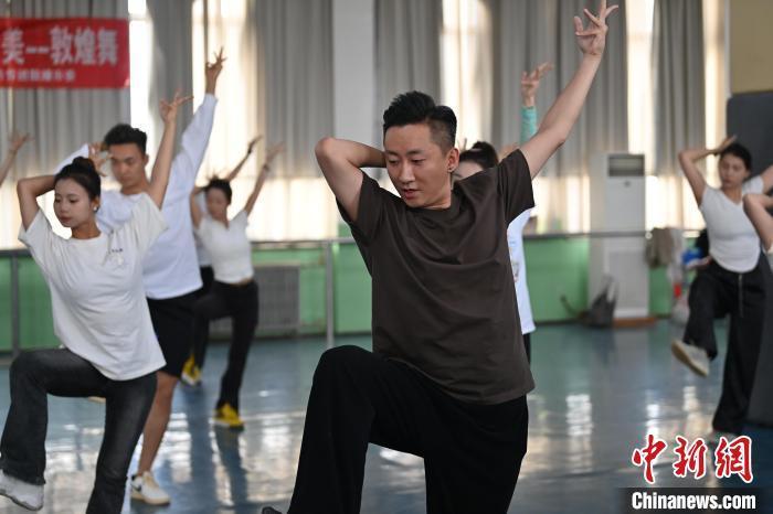 6月6日，在甘肅敦煌青年夜校課程中，青年學(xué)員學(xué)習(xí)敦煌舞課程。李亞龍 攝　　