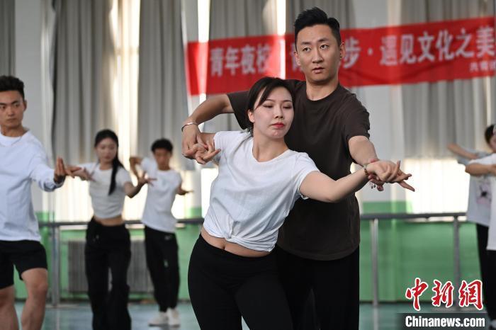 6月6日，在甘肅敦煌青年夜校課程中，學(xué)員學(xué)習(xí)敦煌舞課程。李亞龍 攝　　