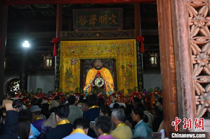 6月21日，2024(甲辰)年公祭中華人文始祖伏羲大典在甘肅天水舉行，來(lái)自海峽兩岸及港澳地區(qū)約500人現(xiàn)場(chǎng)共祭中華人文始祖伏羲。中新社記者 李亞龍 攝