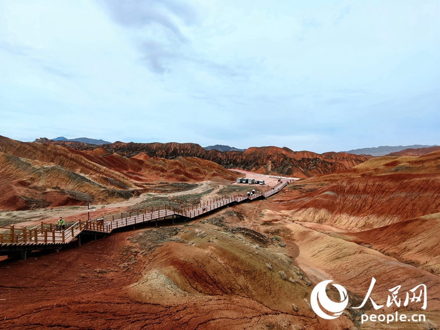  雨后的七彩丹霞，顏色格外艷麗。人民網(wǎng) 黃津曉虎攝