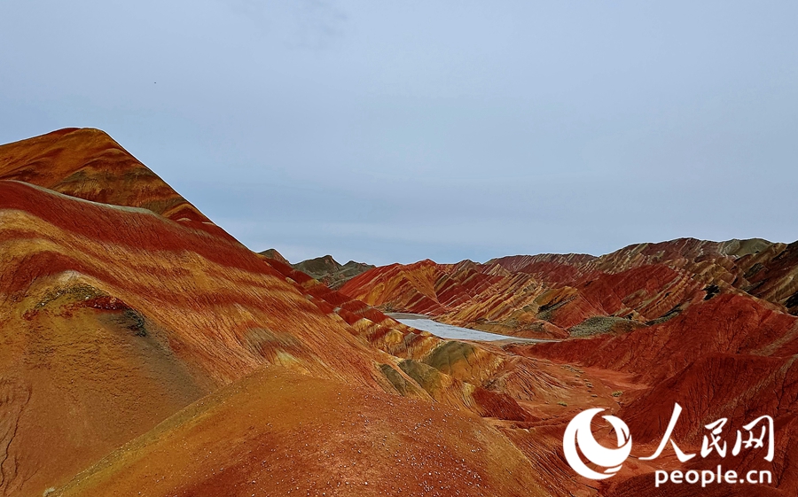 雨后的七彩丹霞，顏色格外艷麗。人民網(wǎng)記者 徐冬兒攝
