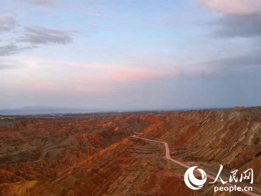 日落時(shí)分，余暉與丹霞交相輝映。人民網(wǎng)記者 唐嘉藝攝