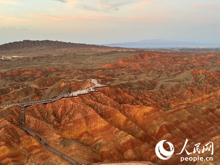 日落時(shí)分，余暉與丹霞交相輝映。人民網(wǎng)記者 徐冬兒攝