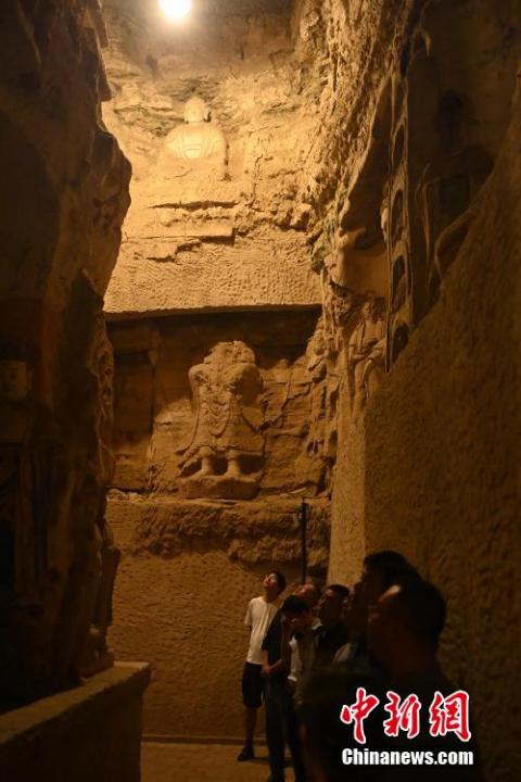 7月15日，游人參觀甘肅省平?jīng)鍪袥艽h百里石窟長廊中的王母宮石窟。百里石窟長廊位于涇川縣境內(nèi)，由512個石窟、5眼窟中石井組成，現(xiàn)存王母宮石窟、鳳凰山石窟、南石窟寺、丈八寺石窟、羅漢洞石窟、太山寺石窟等規(guī)模較大的石窟群，還有數(shù)量眾多的小石窟群。王母宮石窟又名千佛洞，該窟設(shè)計(jì)宏大，造像生動，窟內(nèi)擁有造像數(shù)百尊，是較為珍貴的佛教文化遺存。中新社記者 李亞龍 攝</p>
<p>
