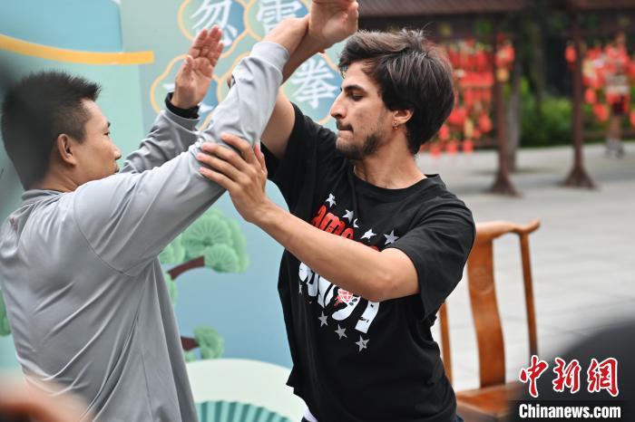 7月14日，甘肅省平?jīng)鍪嗅轻忌骄皡^(qū)內(nèi)，外籍武術(shù)愛好者(右)進(jìn)行忽雷太極拳切磋。7月13日至14日，“2024年北京體育大學(xué)第十五屆國際武術(shù)比賽交流大會暨首屆崆峒山國際武術(shù)大會”舉行，大會也在崆峒山景區(qū)進(jìn)行問道崆峒、武術(shù)高級研修班、崆峒拜師等系列活動。中新社記者 李亞龍 攝</p>
<p>