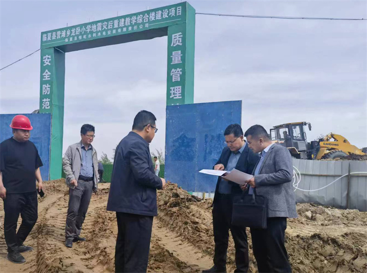 州紀委監(jiān)委督查組在臨夏縣營灘鄉(xiāng)龍臥小學災后重建教學綜合樓建設(shè)項目施工現(xiàn)場開展督導檢查。.jpg