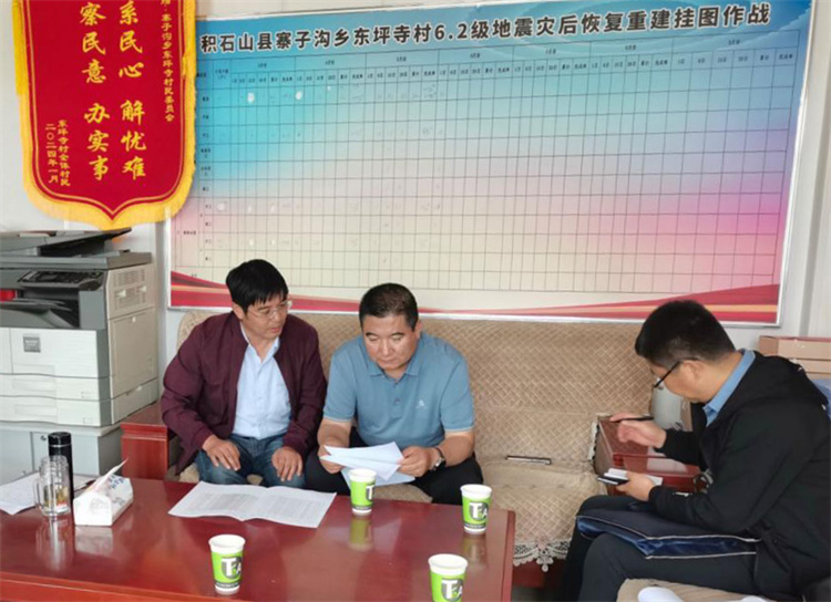 州縣紀委監(jiān)委機關(guān)聯(lián)合督查組對下沉干部 、駐村干部 、包村組長、村干部 “四級”干部履職到崗情況，以及工作日志和民情臺賬、訴求臺賬進行日常監(jiān)督檢查，壓實工作責任。.jpg