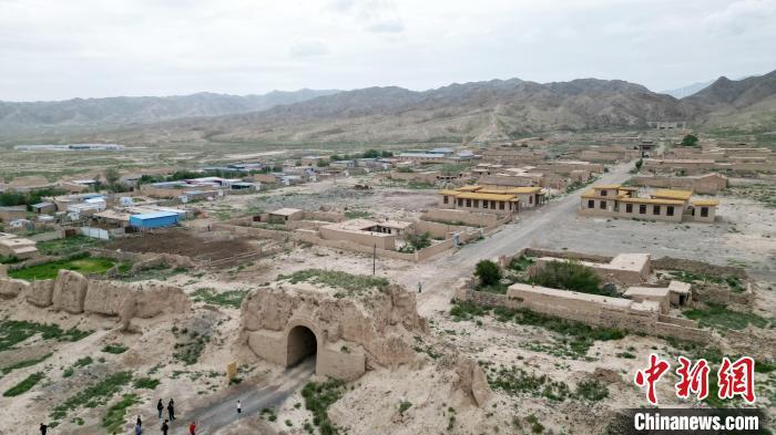 7月13日，位于山丹漢明長(zhǎng)城遺址里的硤口古城。(無人機(jī)圖片) 　九美旦增 攝