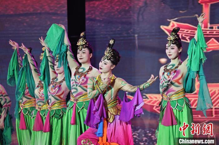 7月19日晚，第五屆黃河之濱文藝展演在蘭州體育文化廣場開幕。圖為開幕式演出敦煌舞蹈。張曦予 攝