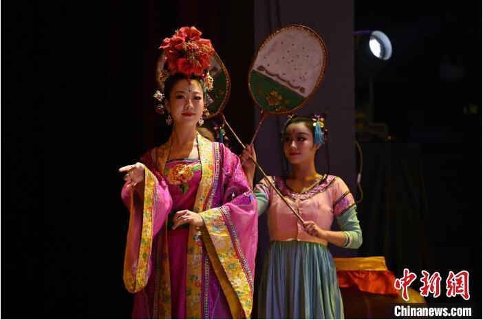 7月18日晚，中國(guó)經(jīng)典舞劇《絲路花雨》在甘肅蘭州黃河劇院進(jìn)行演出。中國(guó)經(jīng)典舞劇《絲路花雨》迎來(lái)45周年，7月17日-8月4日在蘭州開(kāi)啟為期多天的駐場(chǎng)演出。該舞劇取材于敦煌莫高窟壁畫(huà)，集中國(guó)霓裳羽衣舞、敦煌舞、印度舞、黑巾舞、波斯馬鈴舞等于一身，自1979年演出至今，該劇先后在40多個(gè)國(guó)家和地區(qū)演出近4000場(chǎng)，觀眾550多萬(wàn)人次。中新社記者 李亞龍 攝</p>
<p>