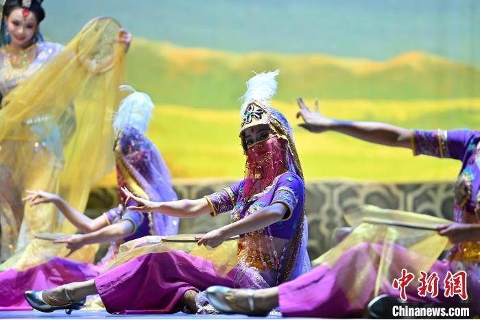 7月18日晚，中國(guó)經(jīng)典舞劇《絲路花雨》在甘肅蘭州黃河劇院進(jìn)行演出。中國(guó)經(jīng)典舞劇《絲路花雨》迎來(lái)45周年，7月17日-8月4日在蘭州開(kāi)啟為期多天的駐場(chǎng)演出。該舞劇取材于敦煌莫高窟壁畫(huà)，集中國(guó)霓裳羽衣舞、敦煌舞、印度舞、黑巾舞、波斯馬鈴舞等于一身，自1979年演出至今，該劇先后在40多個(gè)國(guó)家和地區(qū)演出近4000場(chǎng)，觀眾550多萬(wàn)人次。中新社記者 李亞龍 攝</p>
<p>