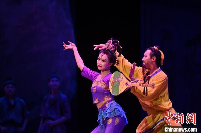 7月18日晚，中國(guó)經(jīng)典舞劇《絲路花雨》在甘肅蘭州黃河劇院進(jìn)行演出。中國(guó)經(jīng)典舞劇《絲路花雨》迎來(lái)45周年，7月17日-8月4日在蘭州開(kāi)啟為期多天的駐場(chǎng)演出。該舞劇取材于敦煌莫高窟壁畫(huà)，集中國(guó)霓裳羽衣舞、敦煌舞、印度舞、黑巾舞、波斯馬鈴舞等于一身，自1979年演出至今，該劇先后在40多個(gè)國(guó)家和地區(qū)演出近4000場(chǎng)，觀眾550多萬(wàn)人次。中新社記者 李亞龍 攝</p>
<p>