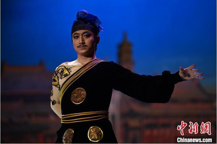 7月18日晚，中國(guó)經(jīng)典舞劇《絲路花雨》在甘肅蘭州黃河劇院進(jìn)行演出。中國(guó)經(jīng)典舞劇《絲路花雨》迎來(lái)45周年，7月17日-8月4日在蘭州開(kāi)啟為期多天的駐場(chǎng)演出。該舞劇取材于敦煌莫高窟壁畫(huà)，集中國(guó)霓裳羽衣舞、敦煌舞、印度舞、黑巾舞、波斯馬鈴舞等于一身，自1979年演出至今，該劇先后在40多個(gè)國(guó)家和地區(qū)演出近4000場(chǎng)，觀眾550多萬(wàn)人次。中新社記者 李亞龍 攝