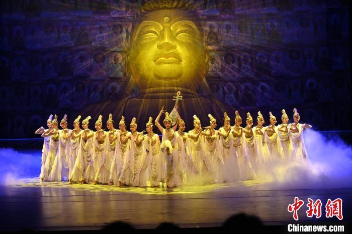 7月18日晚，中國經(jīng)典舞劇《絲路花雨》在甘肅蘭州黃河劇院演出。李亞龍 攝