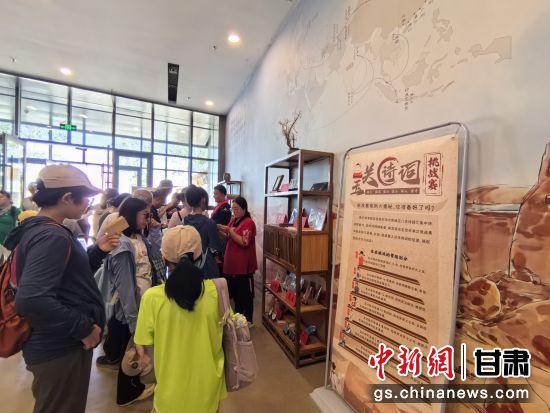 近日，玉門關(guān)遺址景區(qū)開啟了一場精彩紛呈的玉關(guān)詩詞挑戰(zhàn)賽，吸引眾多游人參與其中。玉門關(guān)遺址景區(qū)供圖