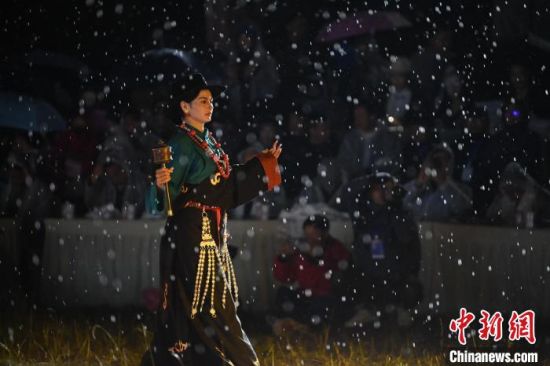 圖為2024年8月6日晚大賽現(xiàn)場(chǎng)模特進(jìn)行比賽。李亞龍 攝