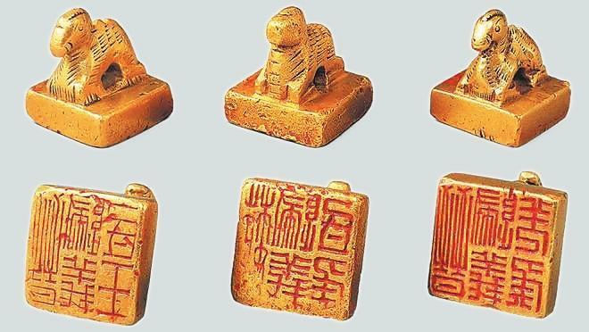 從左至右依次為“晉歸義羌侯”金印、“晉歸義氐王”金印、“魏歸義氐侯”金印