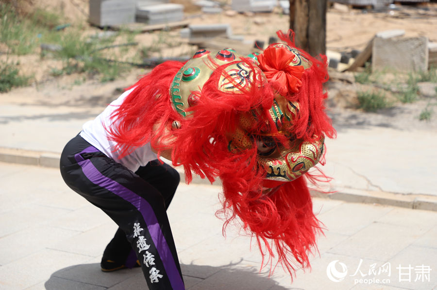 柴宗峰在桃林村展示蘭州北獅風(fēng)采。人民網(wǎng)記者 焦隆攝