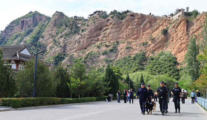 警犬護航精準安檢 筑牢節(jié)會安全屏障